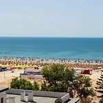 Отель Baia Beach Hotel 3*